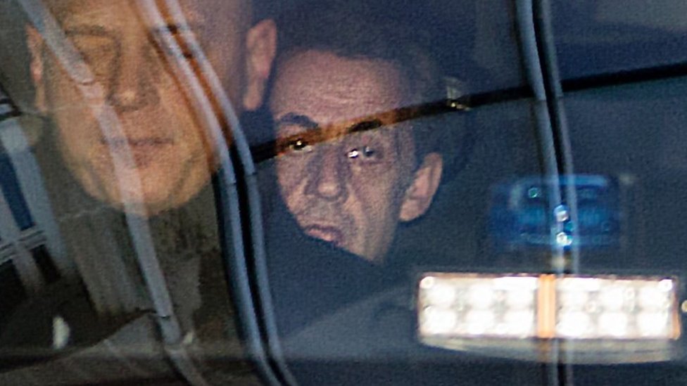 Бывшего президента Франции Николя Саркози доставят в парижскую прокуратуру (февраль 2016 г.)