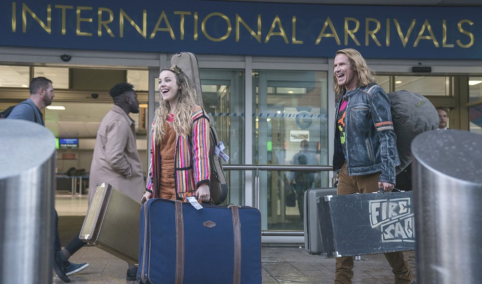 Сигрит Эриксдоттир (Рэйчел Макадамс) и Ларс Эриксонг (Уилл Феррелл) с нетерпением прибывают в Эдинбург на Евровидение
