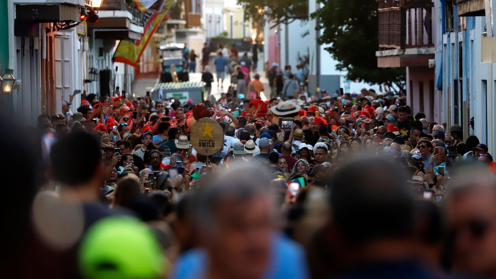 Una multitud copa la calle San Sebastián en el Viejo San Juan, en la capital de Puerto Rico.