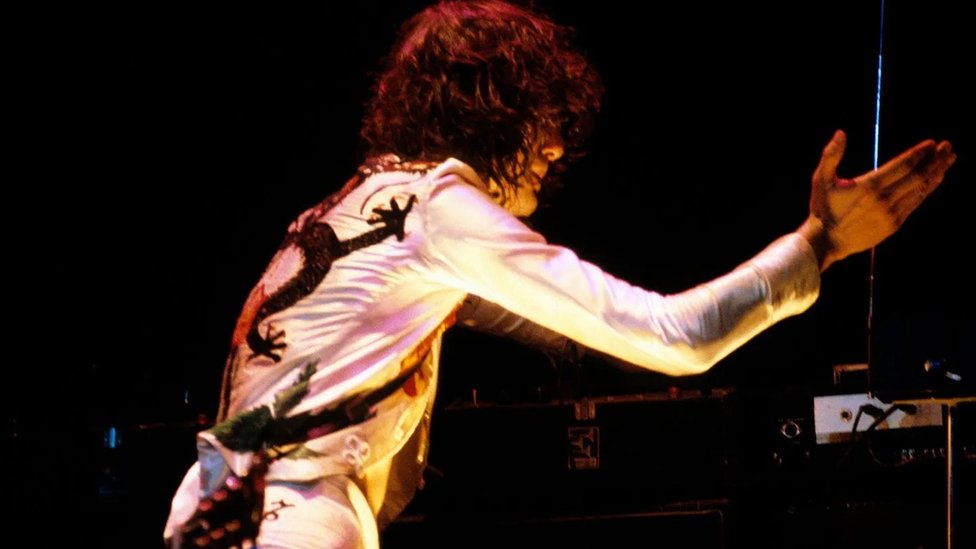 Jimmy Page tocando el theremín en un concierto de Led Zeppelin en los años 70.