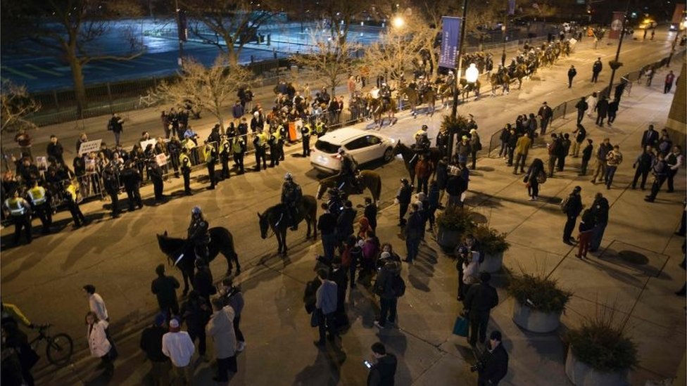 Чикагская полиция блокирует улицы возле митинга Трампа в павильоне МСЖД в Чикаго