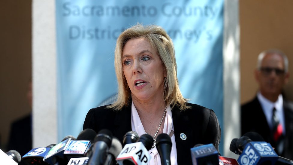 La fiscal de Sacramento Marie Schubert anunció el arresto de DeAngelo en 2018.