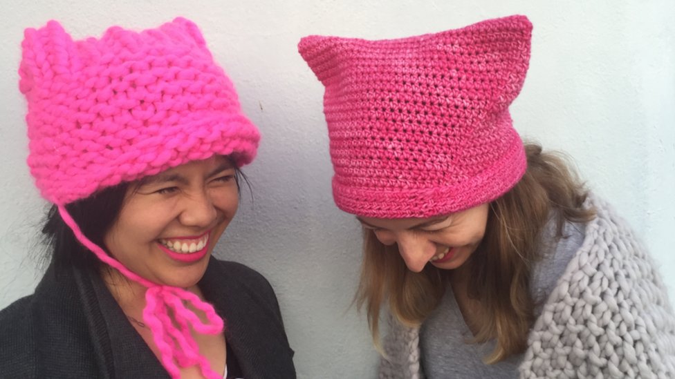 Соучредители Pussyhat Project Криста Су и Джейна Цвейман смеются в своих шляпах