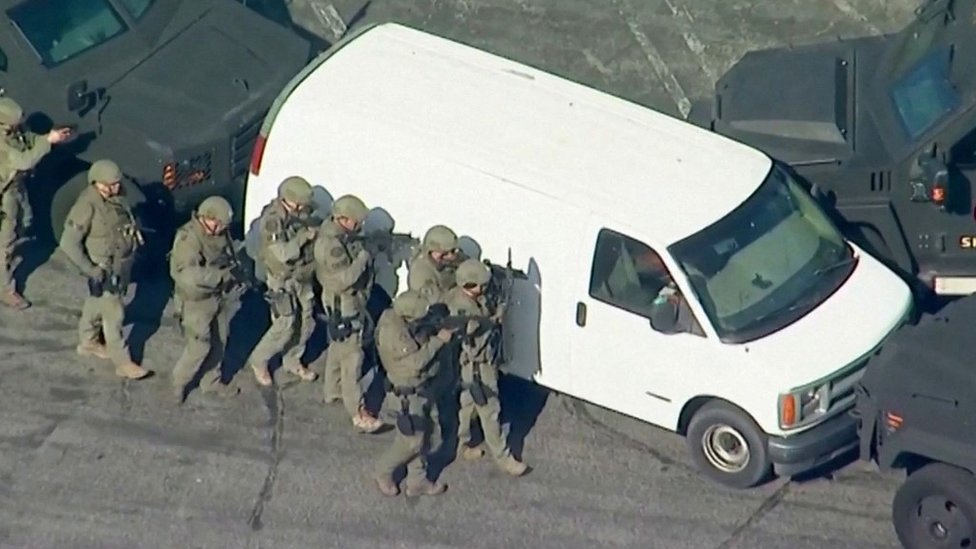 Un equipo especial de la policía de EE.UU., los SWAT, hallan la camioneta del sospechoso del tiroteo en Torrance, el 22 de enero de 2023.