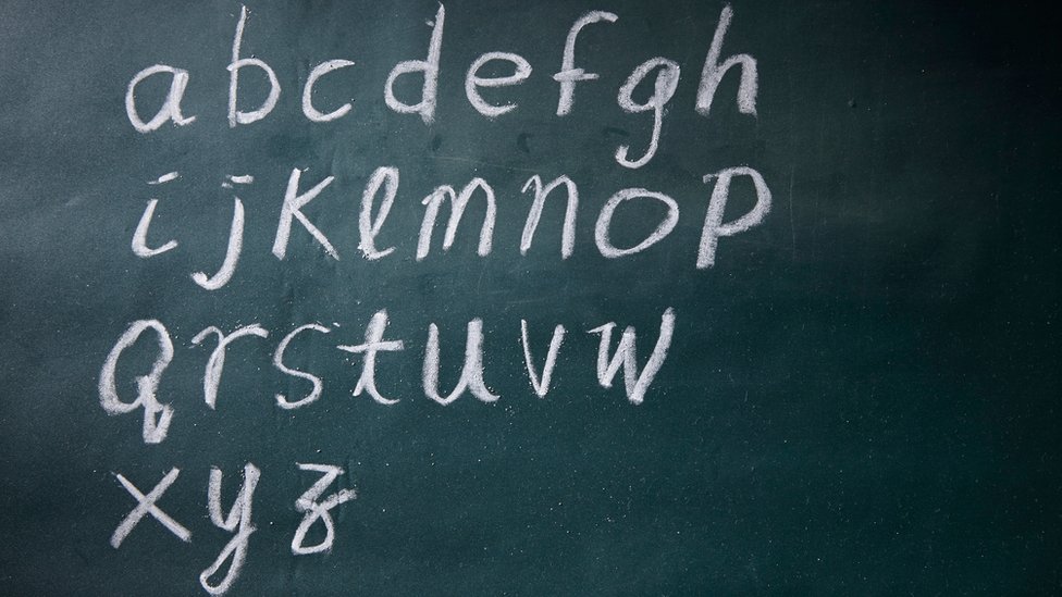 Alfabeto latino escrito en una pizarra
