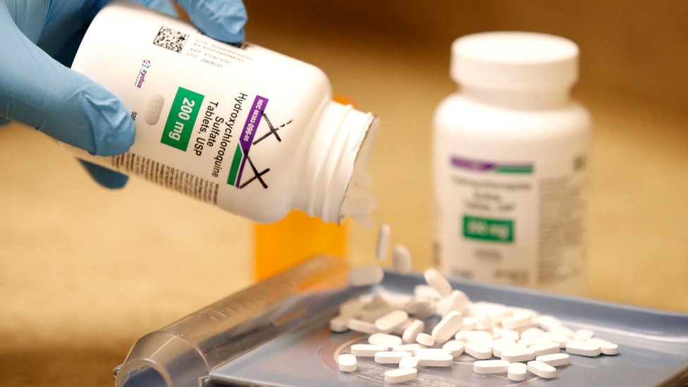 Таблетки гидроксихлорохина измеряются на фармацевтическом предприятии, штат Юта, 20 мая 2020 г.