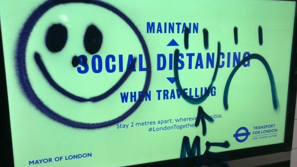 Граффити, обнаруженные на платформах линии Victoria и Bakerloo на станции Oxford Circus в День подарков