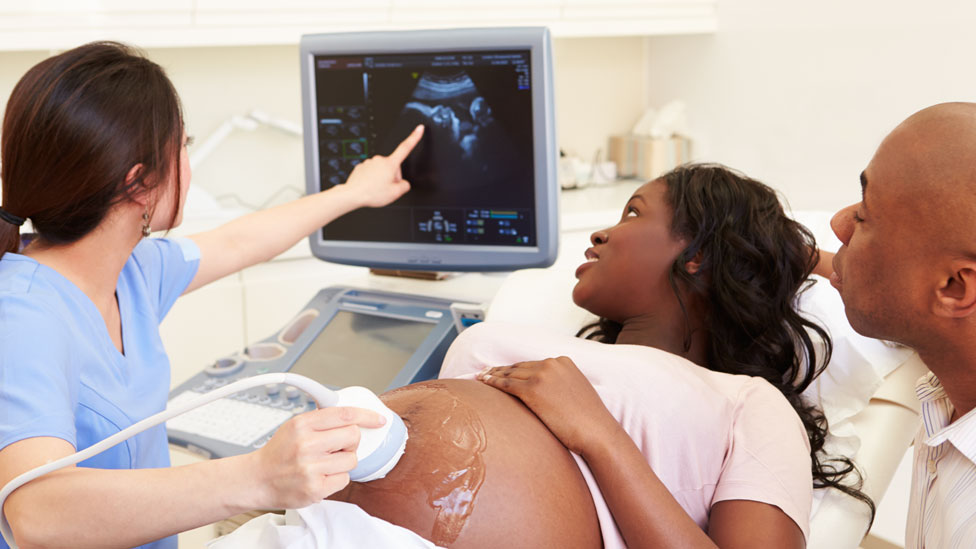 Ultrasonido de mujer embarazada.