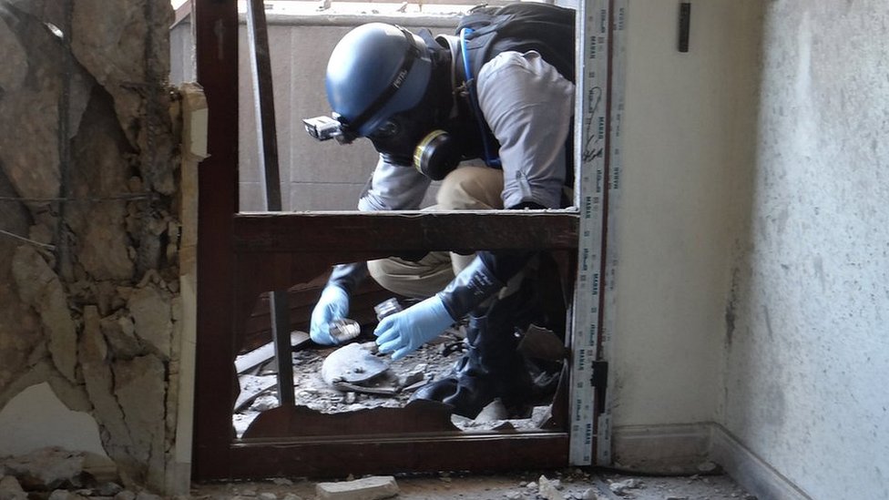 Эксперт ООН собирает образцы на месте попадания ракет, снаряженных зарином, в пригород Дамаска, Сирия (29 августа 2013 г.)