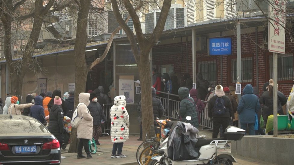A fila do lado de fora de uma clínica para pacientes com suspeita de covid, em Pequim, na segunda-feira