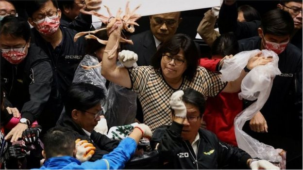 台灣立法院爆發推擠衝突並非什麼新鮮事（Credit: Reuters）