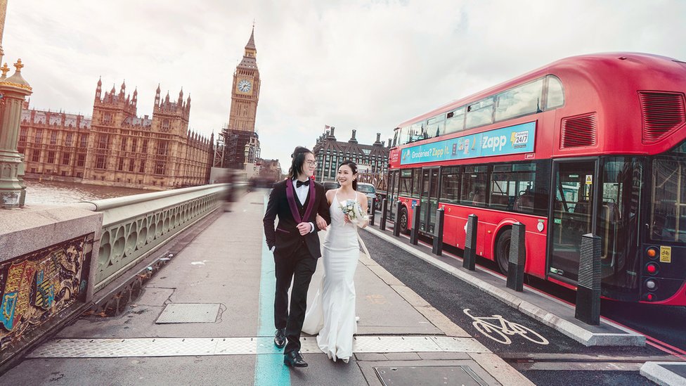 克里斯和海蒂在倫敦大本鐘附近拍攝婚紗照