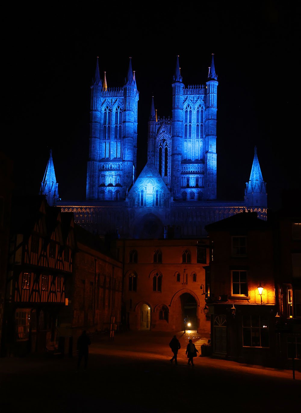 Линкольнский собор загорелся синим цветом