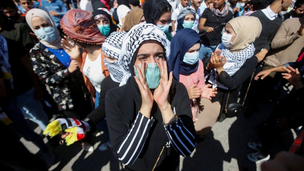 Студент в маске на антиправительственной акции протеста в Басре, Ирак (5 марта 2020 г.)