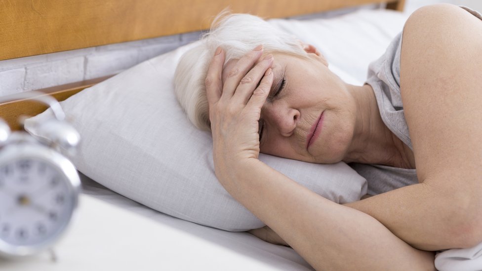 Una mujer de mediana edad con dificultades para dormir