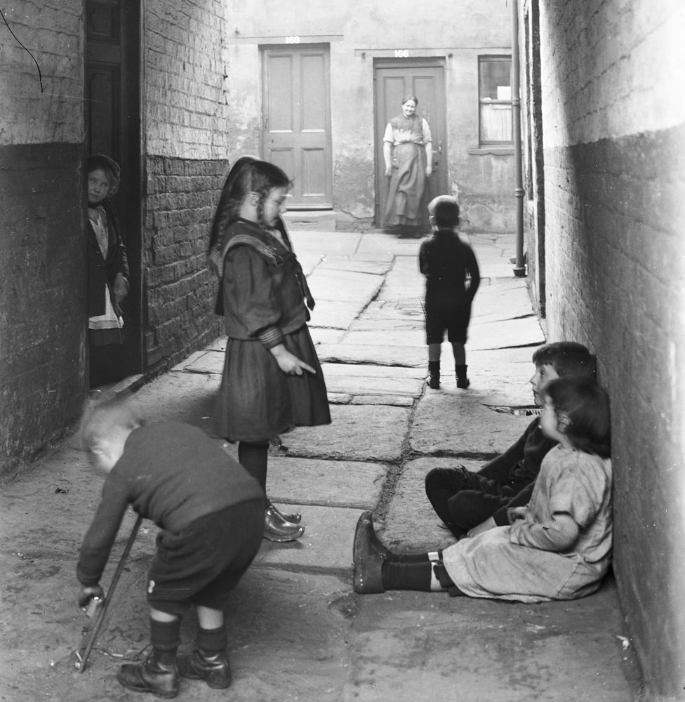 Дети играют в переулке, Брэдфорд c1908
