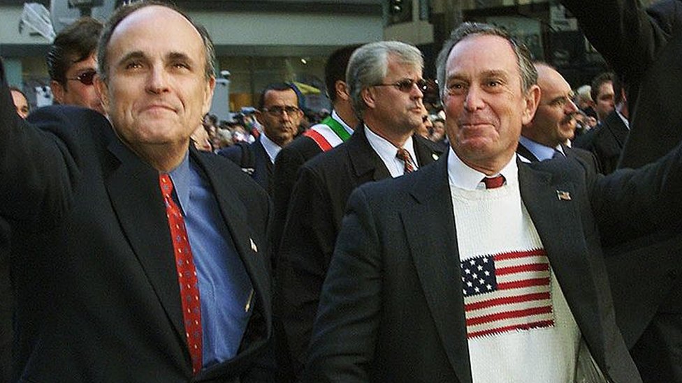 Блумберг со своим предшественником на посту мэра Руди Джулиани в Нью-Йорке 8 октября 2001 г.