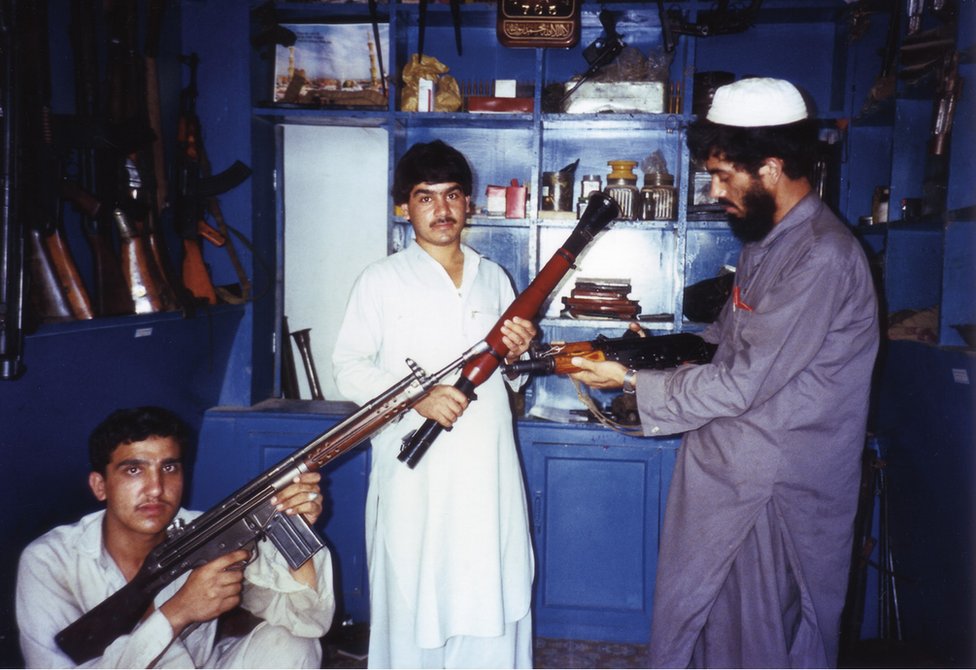 Члены моджахедов держат оружие в Афганистане в 1988 году