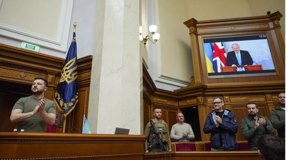 جونسون يخاطب، عبر الفيديو، البرلمان الأوكراني يوم 3 مايو/آيار الماضي