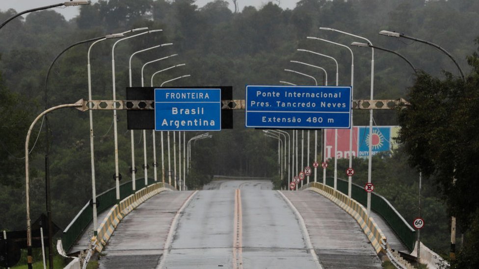 Un puente fronterizo en Brasil