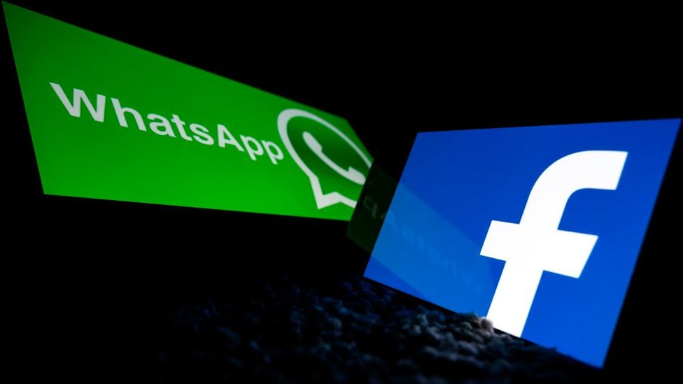 Логотипы WhatsApp и Facebook видны на темном фоне в обрамлении рамок экрана телефона