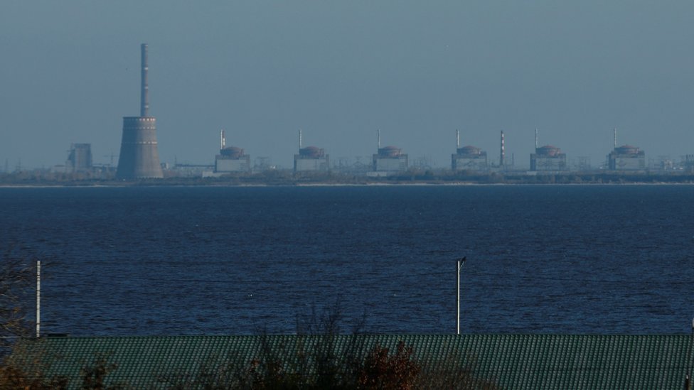 La planta de Zaporiyia vista desde el área del Dnipro controlada por Ucrania.