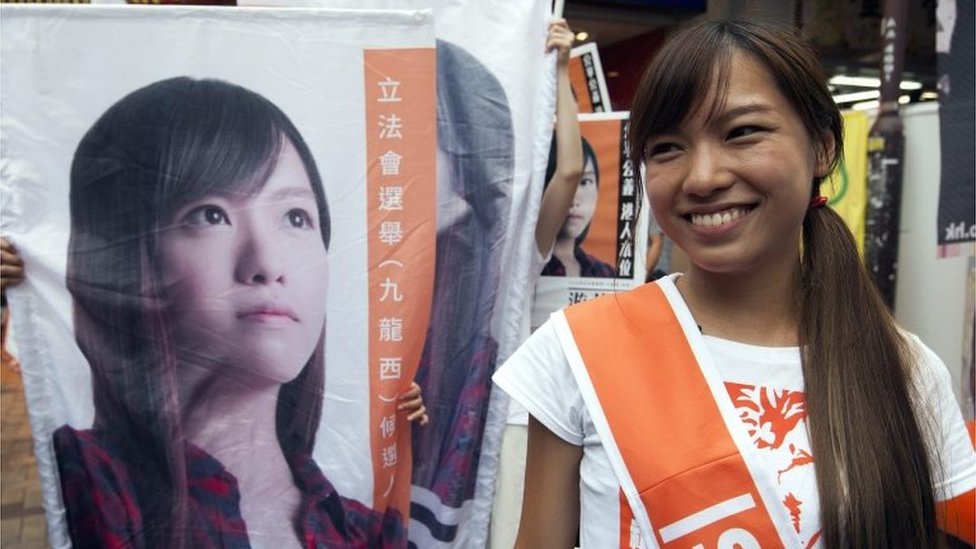 Яу Вай-цзин из политической партии Youngspiration агитирует за голоса в Западном Коулунском географическом округе в день голосования на выборах в Законодательный совет Гонконга 2016,