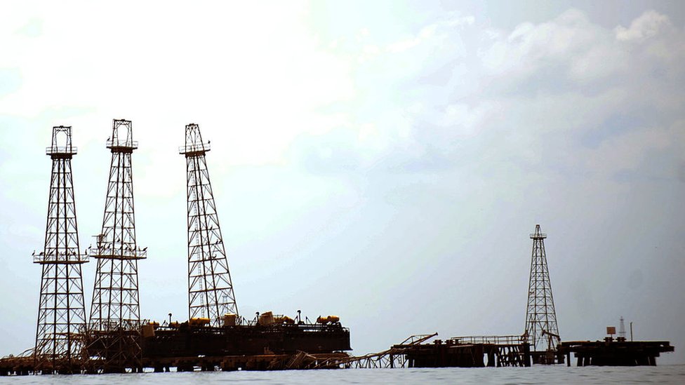 Para muchos, las energías fósiles ya son una apuesta del pasado. Torres petroleras