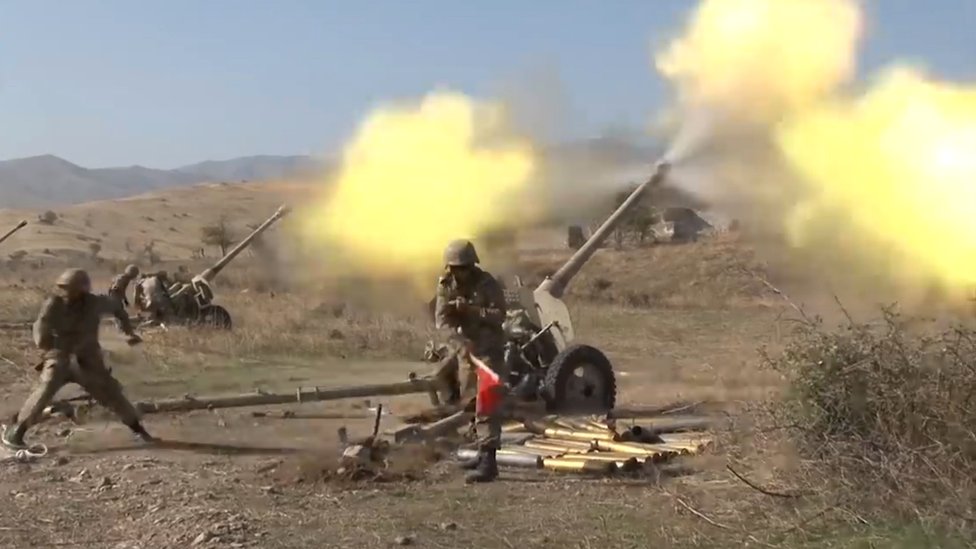 Una imagen fija de video publicada en el sitio web oficial del Ministerio de Defensa de Azerbaiyán el 20 de octubre de 2020 supuestamente muestra unidades de artillería del fuego del ejército azerbaiyano durante una batalla militar con las fuerzas de Nagorno-Karabaj.