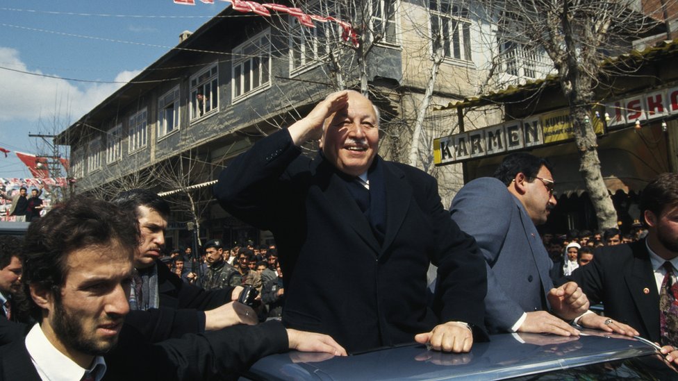 Erbakan, 1990'lı yıllarda, bir seçim çalışmasında.