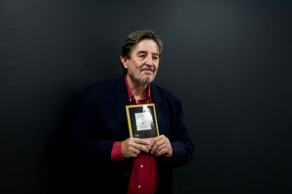 Luis García Montero con el libro "Un año y tres meses".