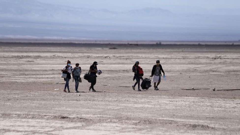 Migrantes atravesando la frontera.
