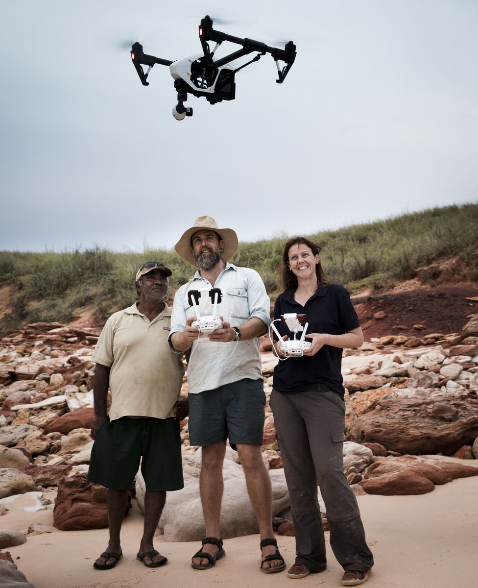 Босс закона Goolarabooloo Филип Роу, доктор Стив Солсбери, Линда Поллард с помощью дрона обследовали побережье «динозавров» в западной Австралии