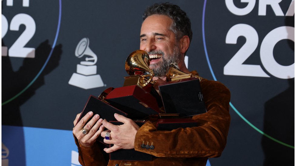 Jorge Drexler posa con los gramófonos dorados obtenidos en la 23 edición de los premios Grammy Latino.