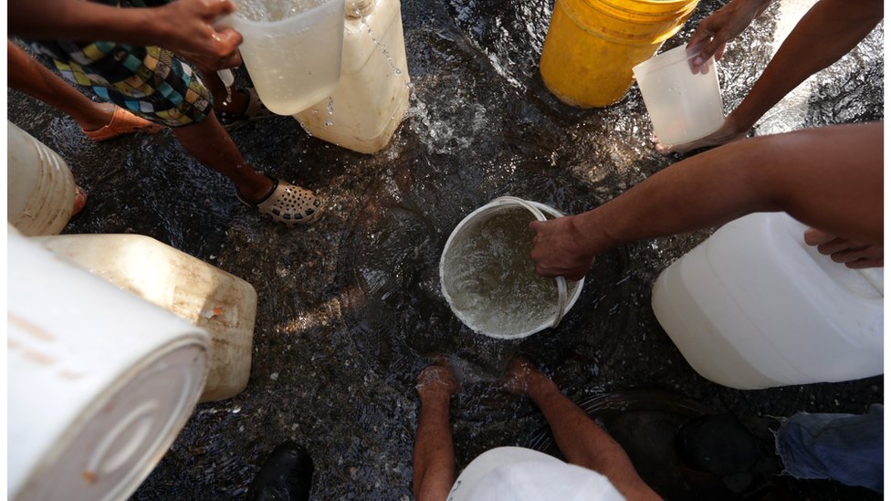 Gente recogiendo agua en Venezuela