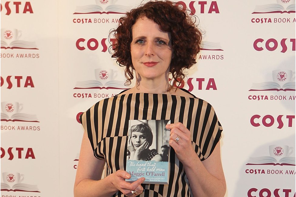 Мэгги О'Фаррелл на премии Costa Book Award в 2010 году со своей книгой «Рука, которая впервые держала шахту»