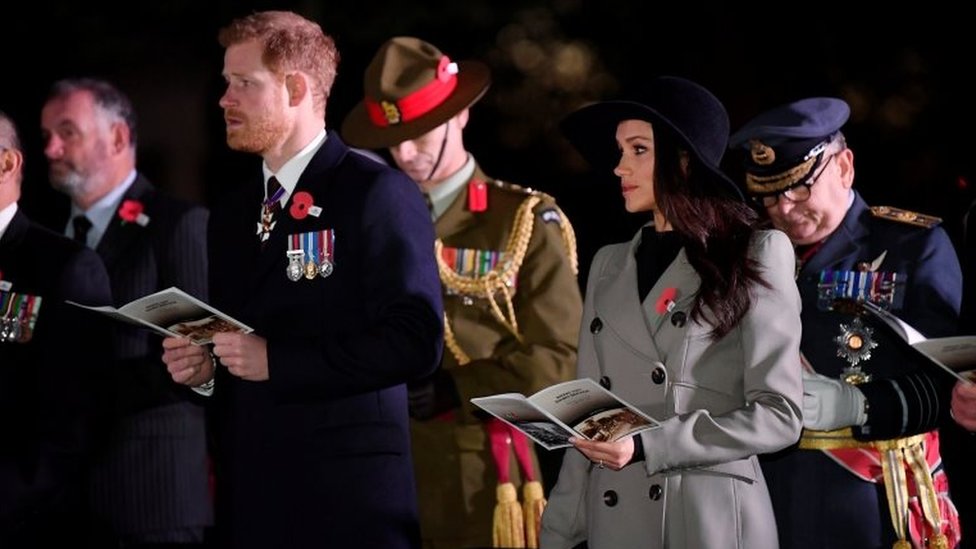 Принц Гарри и его невеста Меган Маркл посещают службу «Рассвет» в Веллингтонской арке