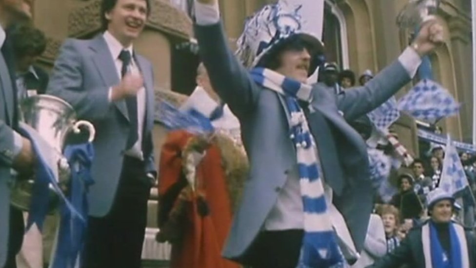 Кевин Битти и Бобби Робсон празднуют победу Ипсвича в Кубке Англии 1978 года