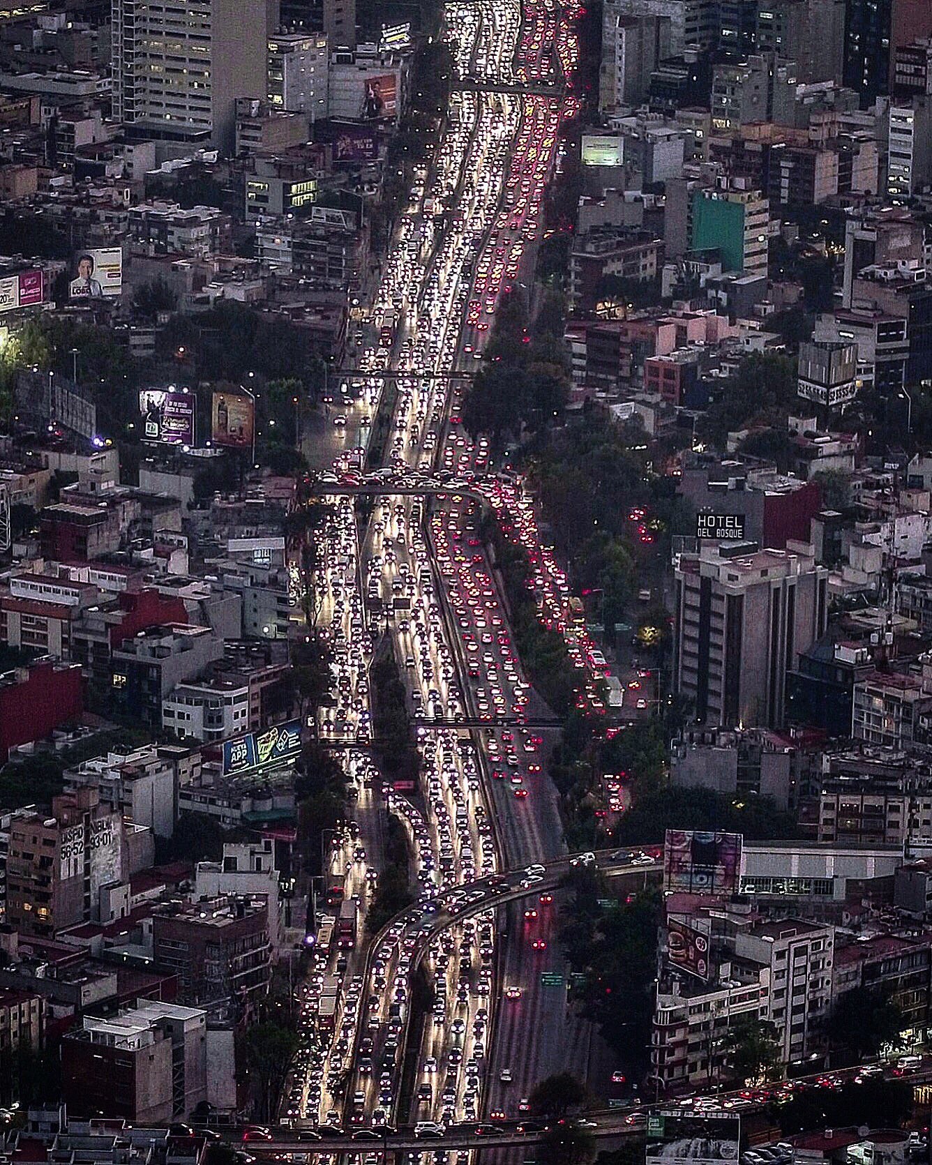 El rápido crecimiento urbano de Ciudad de México ha hecho que las vías para transportarse lleguen a sus límites. (Foto: Santiago Arau) Una arteria vial de Ciudad de México Foto: Santiago Arau
