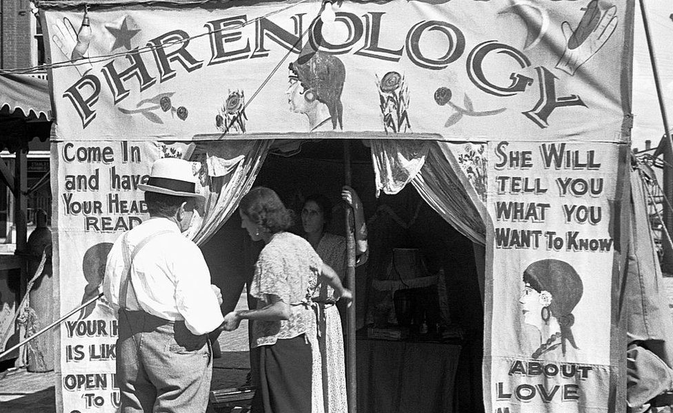 Frenóloga en feria en London, Ohio, 1938
