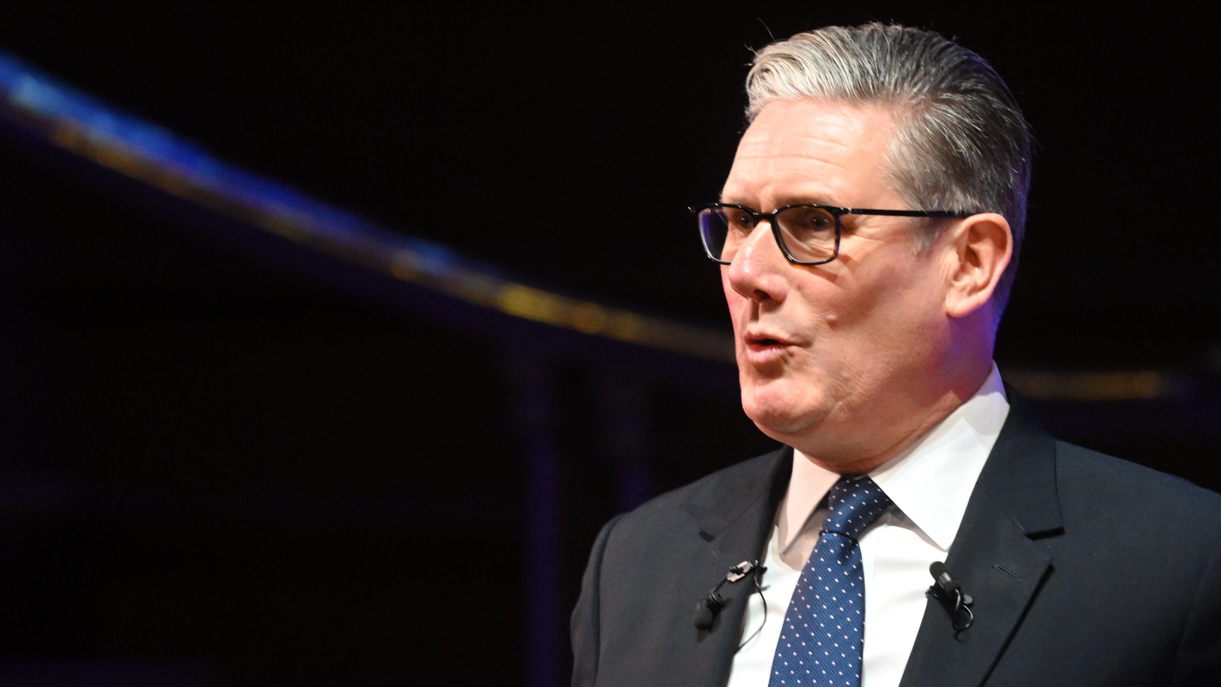 Keir Starmer pushes immigration front and centre to fight Nigel Farage - BBC News