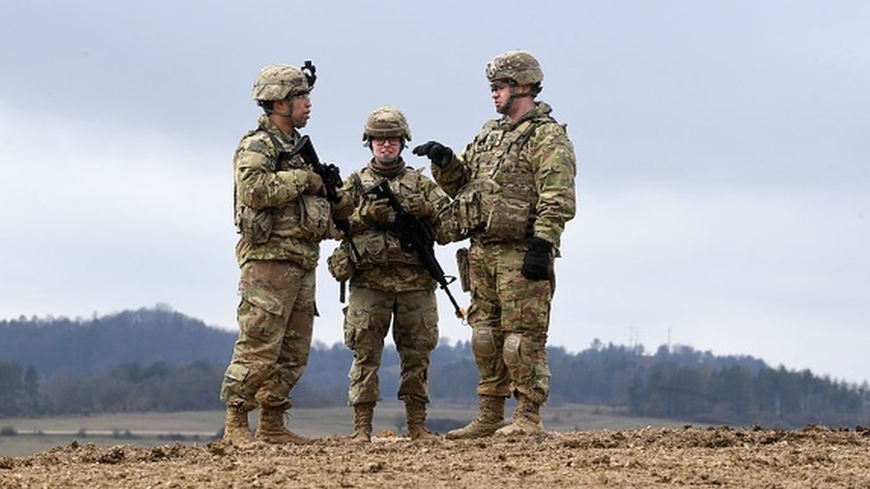 Американские солдаты стоят вместе перед боевой стрельбой из артиллерии на военном полигоне в Графенвере