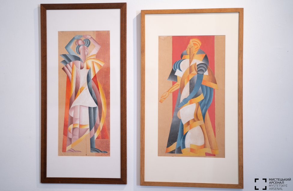 Dois quadros em exibição no Arsenal de Mystetskyi, em Kiev