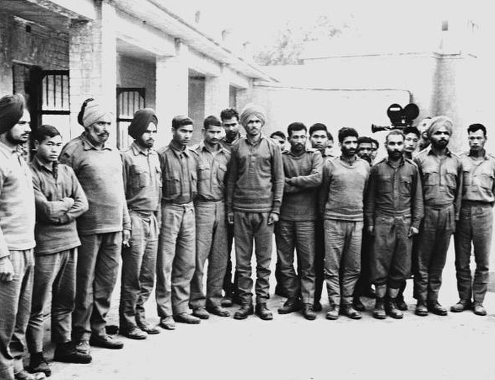 Группа индийских солдат, захваченных пакистанской армией, позируют фотографу в лагере для военнопленных в декабре 1971 года во время индийско-пакистанского пограничного конфликта