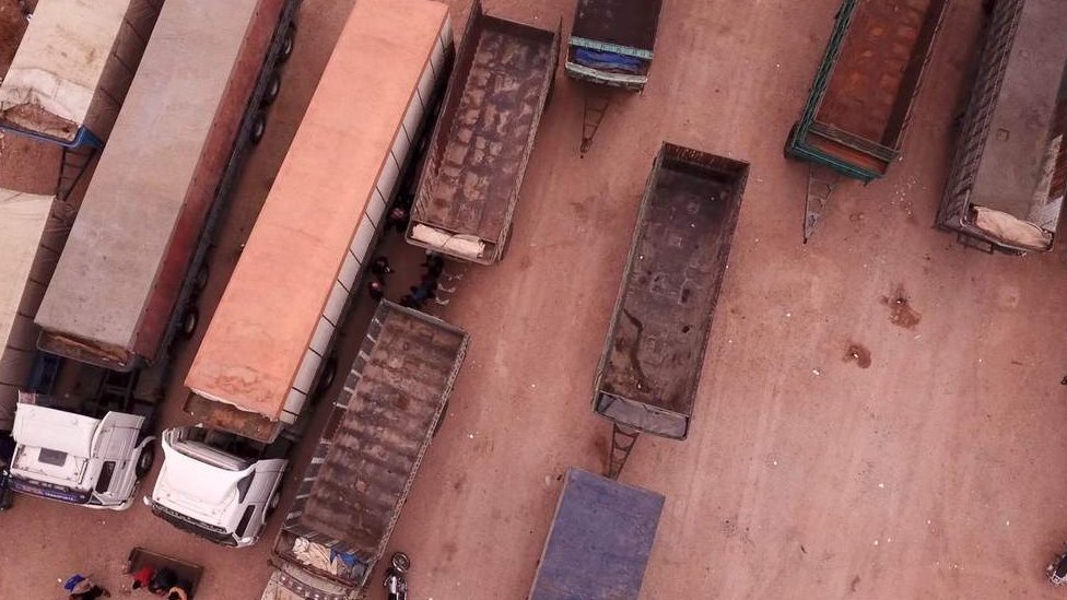 Imagen aérea de los camiones que componían el convoy. Imagen aérea de los camiones que componían el convoy.