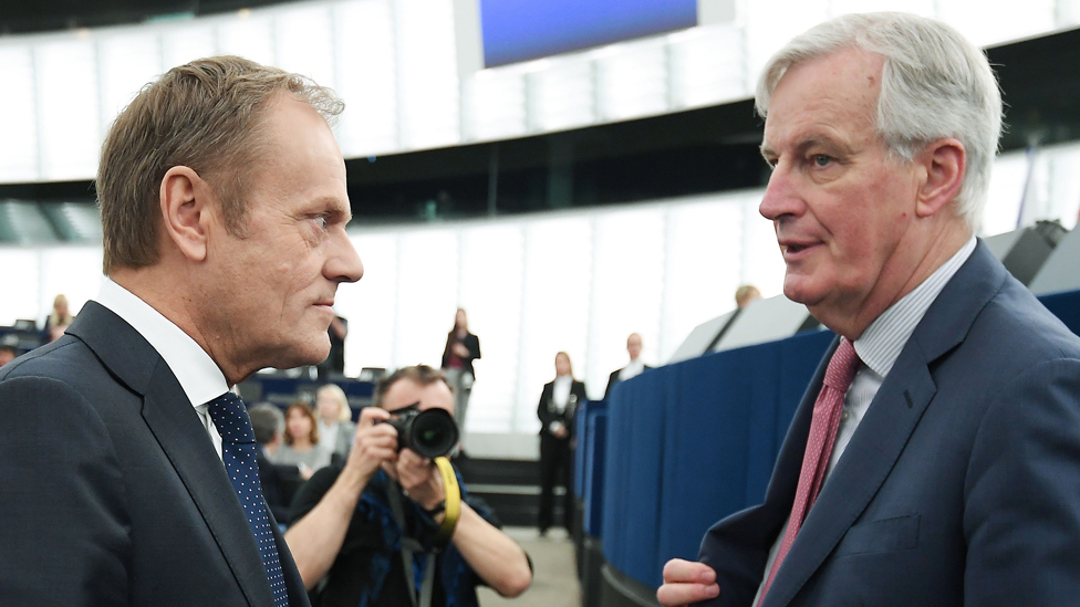 Главный переговорщик ЕС по Брекситу Мишель Барнье (справа) разговаривает с президентом Европейского Совета Дональдом Туском, 27 марта 19