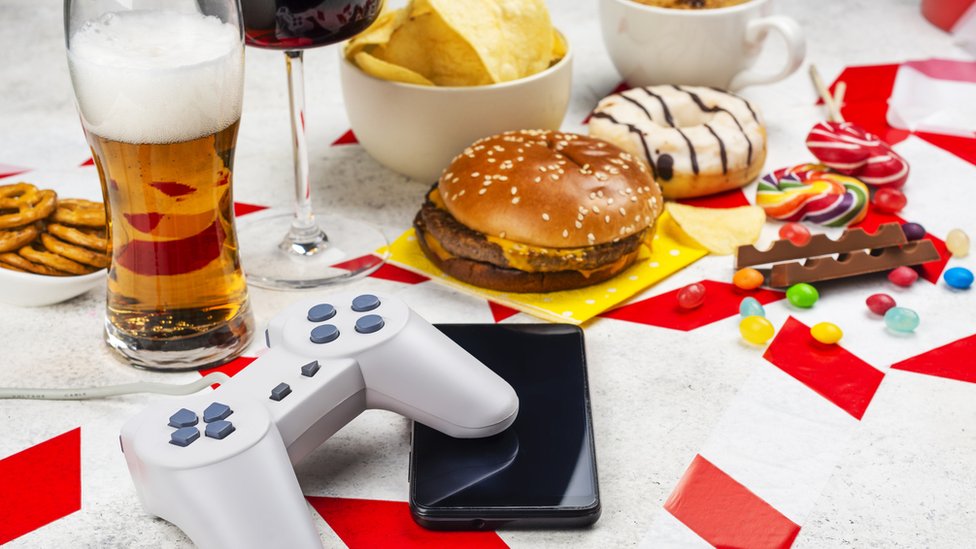 Bebidas, comida, games e celular