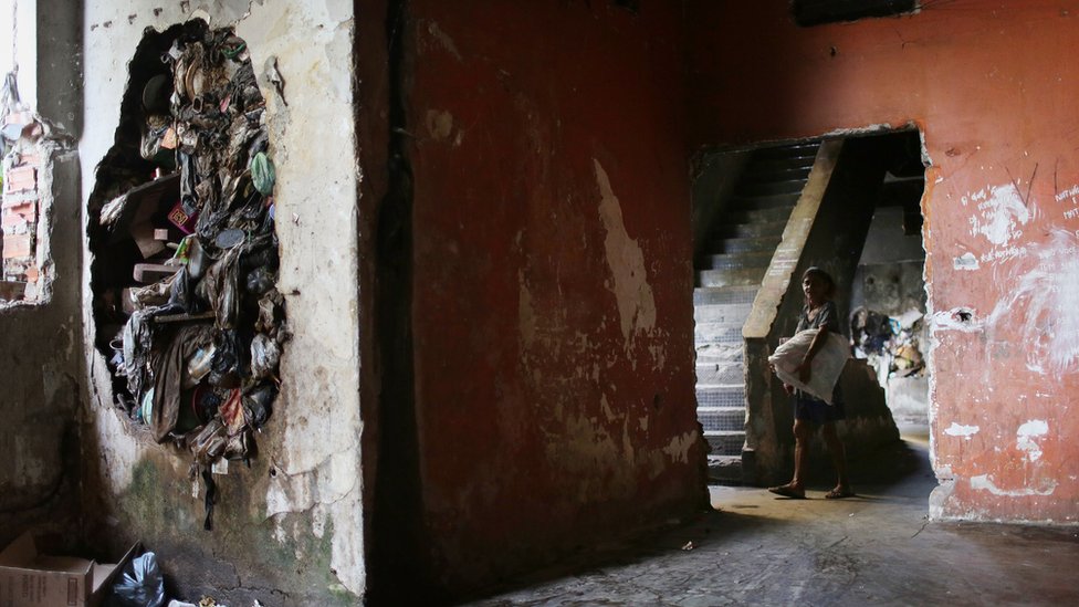 El entorno de las personas que tienen menos recursos puede afectar al funcionamiento de sus cerebros. Pobreza en Brasil