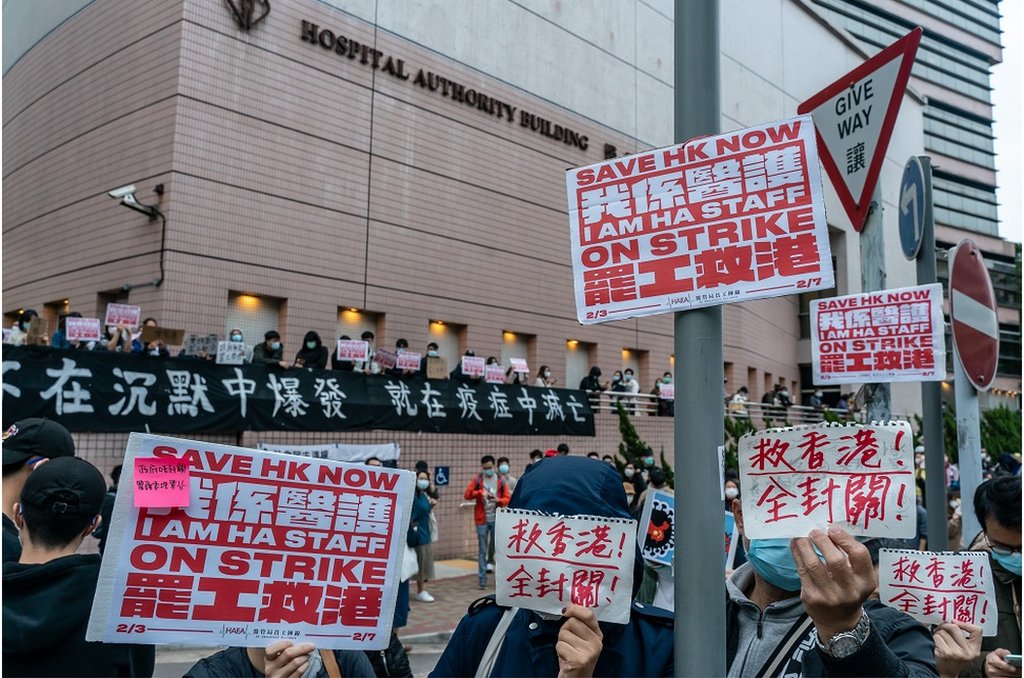 醫管局員工陣線成員在醫院管理局大樓下舉牌罷工，要求政府全面關閉與中國大陸接壤的關口，以避免人員流動可能導致本地疫情加劇。