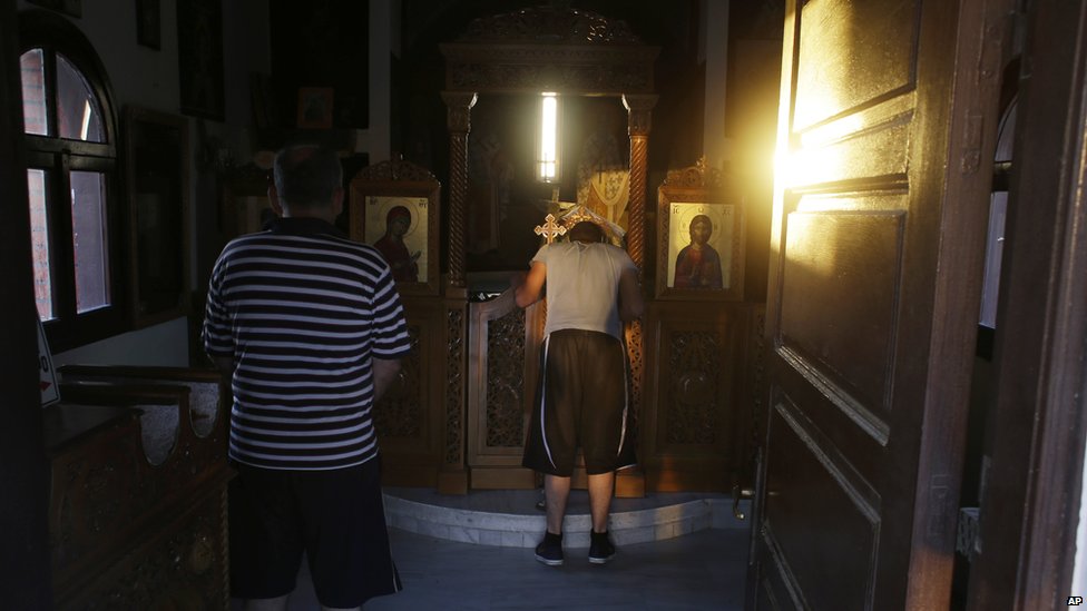 Сирийские христиане в небольшой греческой православной церкви на греческом острове Лесбос в среду, 17 июня 2015 г.